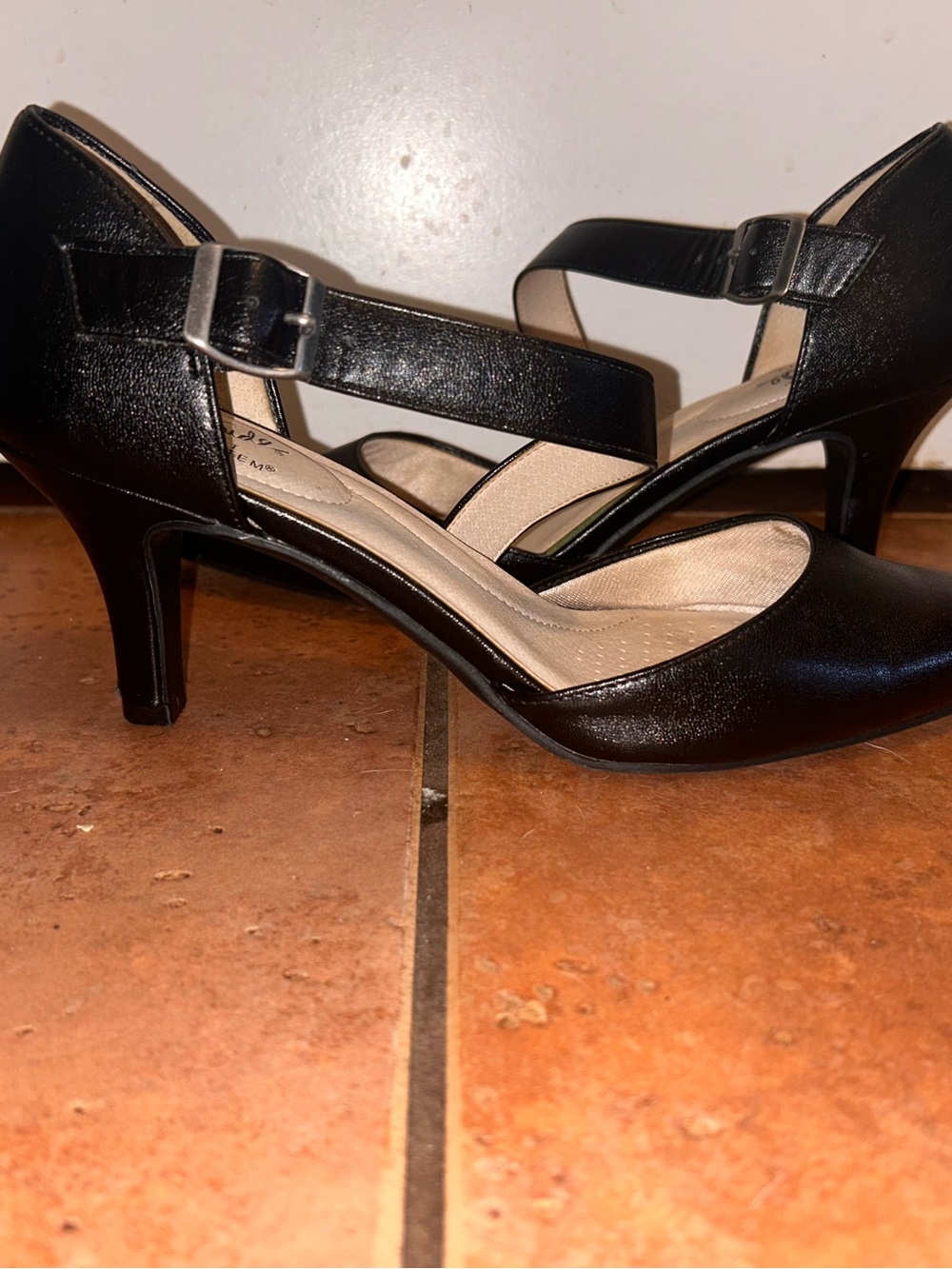 Comfortable Black 8.5 Pointed Toe Criss-Cross Strap Heels (Excellent Condition) - Picture 11 of 13